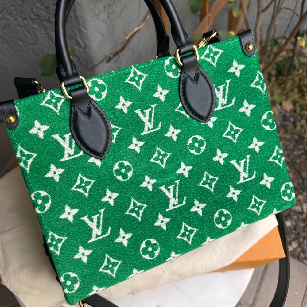 Louis Vuitton Monogram Velvet OnTheGo PM - Picture 4 of 16